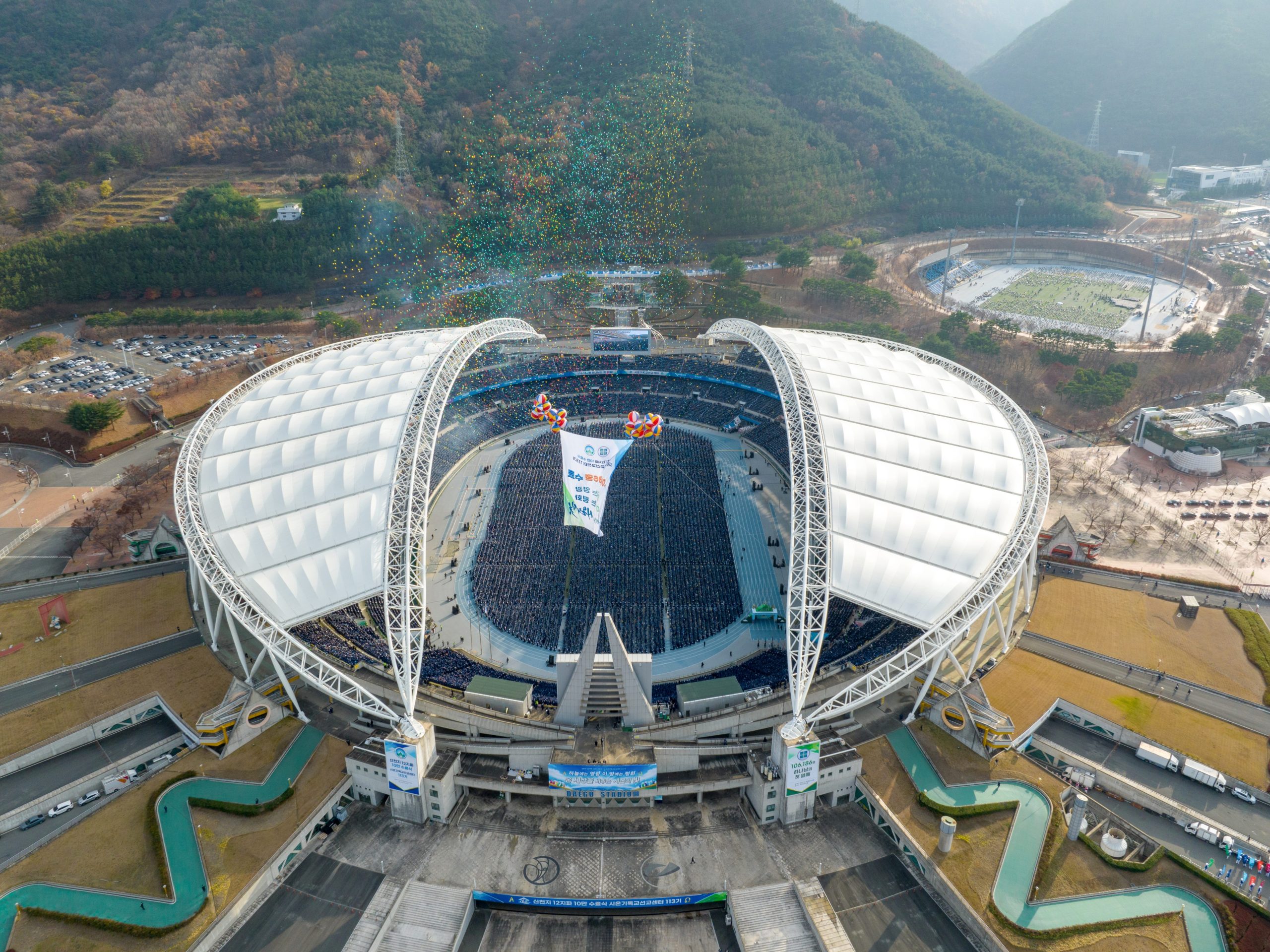Luftaufnahme vom Sportstadion in Daegu, bei der 100.000 Absolventenfeier in 2022.