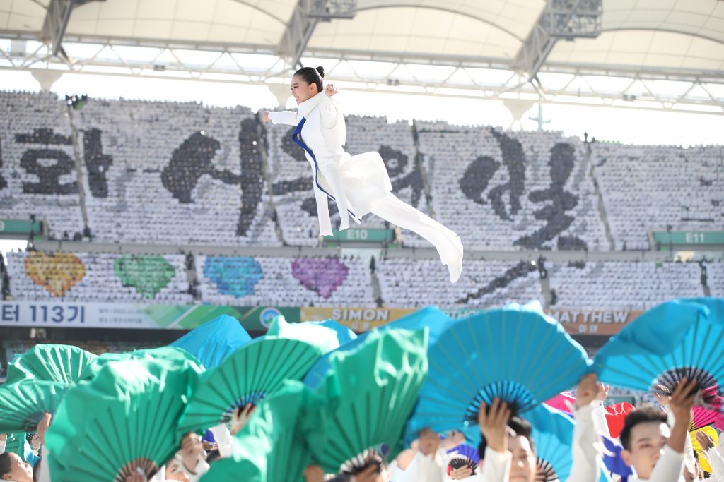 Choreografin wird während einer Vorstellung in die Luft geworfen.